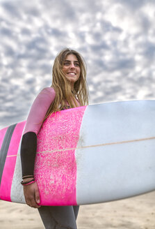 Junge Surferin am Strand - MGOF001290