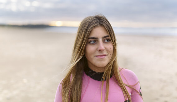 Junge Surferin am Strand - MGOF001291