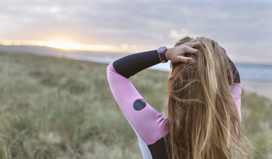 Junge Surferin am Strand - MGOF001294