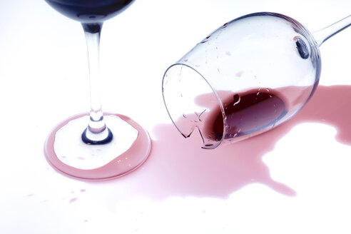 Gläser mit Rotwein, gefallen - JTF000732