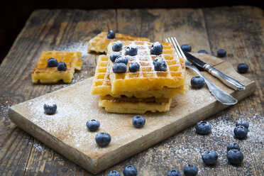 Waffelstapel mit Puderzucker und Blaubeeren - LVF004449