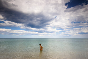 Italy, little boy wading in the sea - SIPF000117