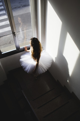 Ballerina im Tutu am Fenster, lizenzfreies Stockfoto