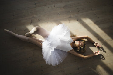 Ballerina in einem Tutu auf dem Boden liegend - MRAF000003