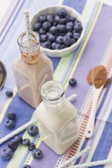 Zwei Glasflaschen mit Milch und Kakao - YFF000514