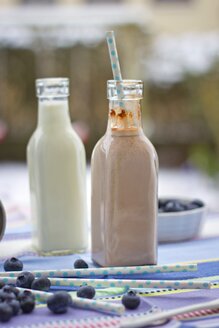 Zwei Glasflaschen mit Milch und Kakao - YFF000516