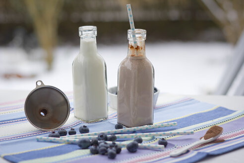 Zwei Glasflaschen mit Milch und Kakao - YFF000517