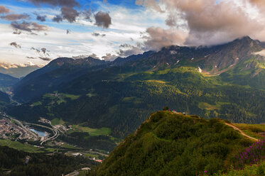 Schweiz, Gotthardpass, Schweizer Alpen bei Sonnenuntergang im Sommer - LOMF000187