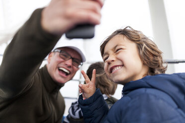 Lachender Vater macht ein Selfie mit seinem Sohn - VABF000071
