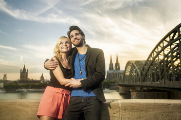 Deutschland, Köln, glückliches junges Paar vor dem Rhein stehend - TAMF000362