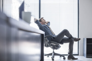 Businessman in office thinking - ZEF007980