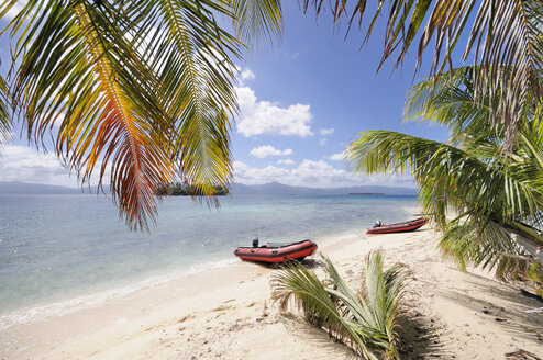 Panama, San Blas Islands, Cayos Los Grullos, rubber boat on the beach - STE000137