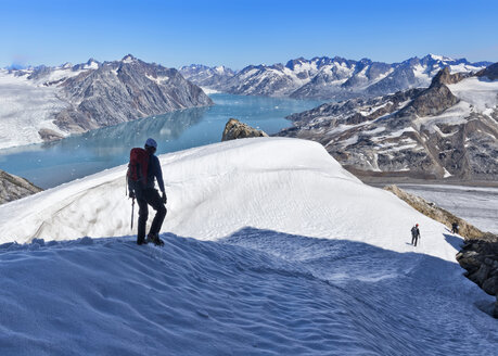 Grönland, Kulusuk, Bergsteiger in den Schweizerland Alpen - ALRF000335