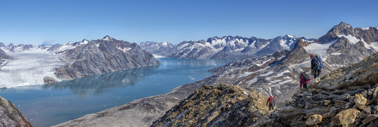 Grönland, Kulusuk, Bergsteiger in den Schweizerland Alpen - ALRF000336