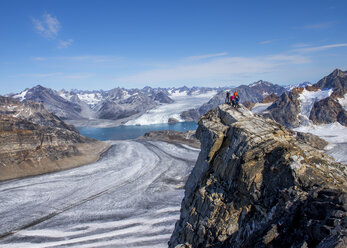 Grönland, Kulusuk, Bergsteiger in den Schweizerland Alpen - ALRF000343