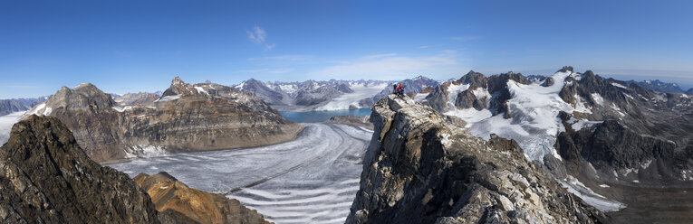 Grönland, Kulusuk, Bergsteiger in den Schweizerland Alpen - ALRF000344
