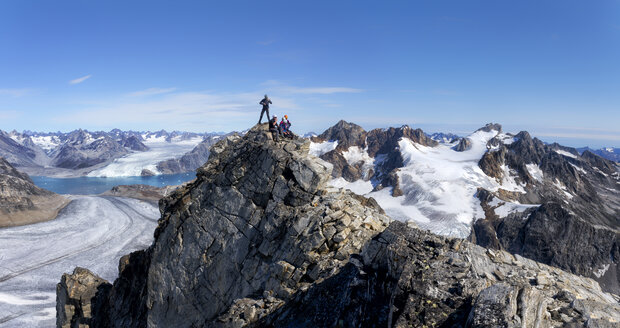 Grönland, Kulusuk, Bergsteiger in den Schweizerland Alpen - ALRF000346