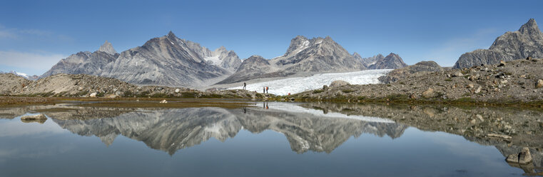 Grönland, Kulusuk, Bergsteiger in den Schweizerland Alpen - ALRF000350