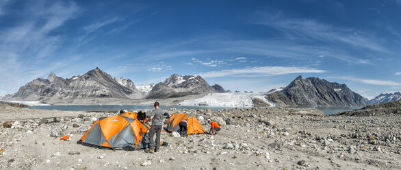 Grönland, Kulusuk, Bergsteiger im Zeltlager in den Schweizerland Alpen - ALRF000354