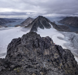 Grönland, Kulusuk, Bergsteiger in den Schweizerland Alpen - ALRF000356