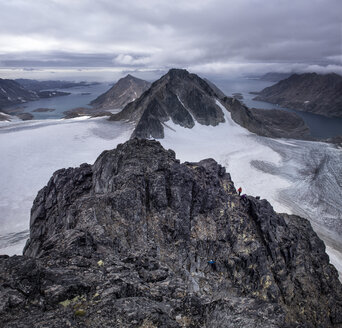 Grönland, Kulusuk, Bergsteiger in den Schweizerland Alpen - ALRF000356