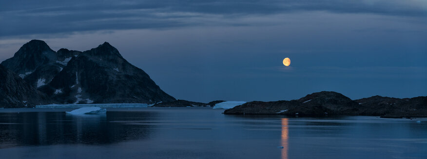 Grönland, Kulusuk, Mond über Fjord - ALRF000357