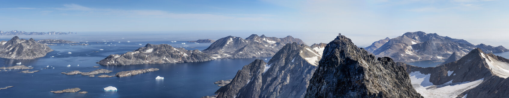 Grönland, Kulusuk, Bergsteiger in den Schweizerland Alpen - ALRF000359