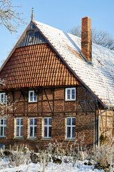 Deutschland, Nordrhein-Westfalen, Petershagen, Traditionelles westfälisches Bauernhaus in Fachwerkbauweise, Vierständerbauweise - HAW000866