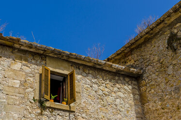 Spanien, Mallorca, Polleca, offenes Fenster - MHF000375
