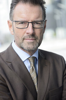 Porträt eines ernst dreinblickenden Geschäftsmannes mit Brille und Bartstoppeln - GUFF000253