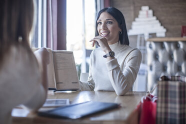 Zwei Freundinnen in einem Kaffeehaus - ZEF008060