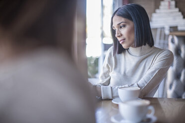 Porträt einer jungen Frau in einem Kaffeehaus - ZEF008062
