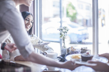 Freunde beim Abendessen in einem Kaffeehaus - ZEF008067