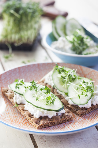 Knäckebrot mit Hüttenkäse, Gurkenscheiben und Kresse, lizenzfreies Stockfoto