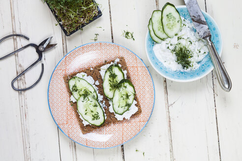 Crispbreads with cottage cheese, cucumber slices and cress - SBDF002653