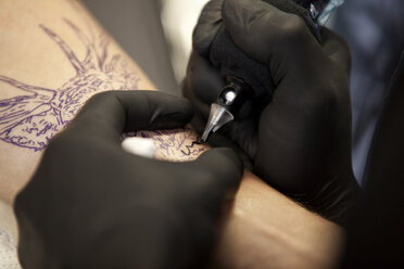 Tattooist at work, close-up - MFRF000489
