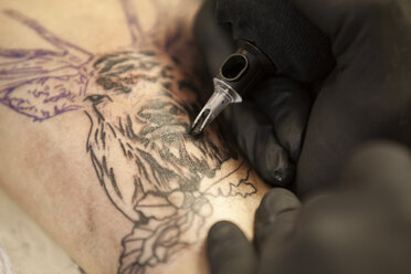 Tattooist at work, close-up - MFRF000494