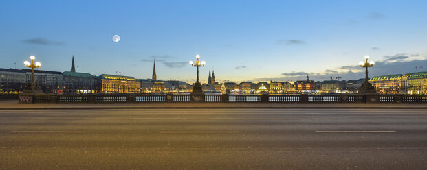 Germany, Hamburg, Inner Alster Lake, View from the Lombard bridge in the evening - RJF000560
