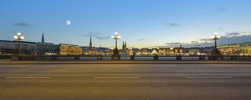 Deutschland, Hamburg, Binnenalster, Blick von der Lombardbrücke am Abend - RJF000560