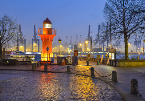 Deutschland, Hamburg, Hafen, Oevelgoenne, Leuchtturm am Abend - RJF000564