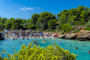 Spanien, Mallorca, Cala Sa Nau, Strand und Touristen - MHF000376