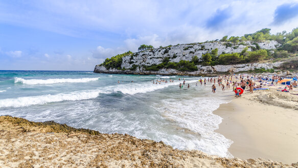 Spanien, Mallorca, Cala Mendia, Strand und Touristen - MHF000377