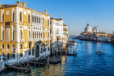 Italien, Venetien, Venedig, Kanal, Palazzo Sant' Angelo links und Santa Maria della Salute im Hintergrund - HAMF000128