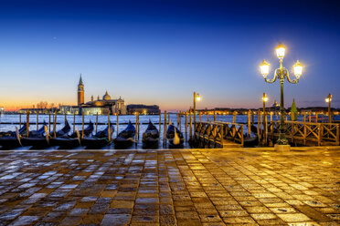 Italien, Venetien, Venedig, Gondeln vor San Giorgio Maggiore in der Abenddämmerung - HAMF000129