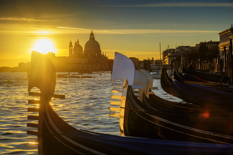 Italien, Venetien, Venedig, Gondeln bei Sonnenuntergang, Santa Maria della Salute im Hintergrund, lizenzfreies Stockfoto