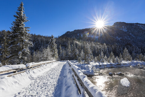 Deutschland, Oberbayern, zwischen Vorderriss und Wallgau, Oberes Isartal im Winter - STSF000995