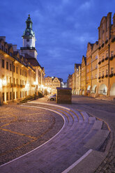 Poland, Lower Silesia, Jelenia Gora, Hirschberg, Old town square at night, historic city centre - ABOF000065