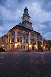 Polen, Niederschlesien, Jelenia Gora, Rathaus auf dem Altstädter Ring in der Abenddämmerung - ABOF000066