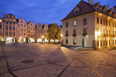 Polen, Niederschlesien, Jelenia Gora, Altstädter Ring bei Nacht, historisches Stadtzentrum - ABOF000067