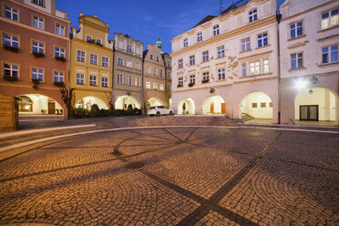 Polen, Niederschlesien, Jelenia Gora, Altstädter Ring bei Nacht, historisches Stadtzentrum - ABOF000069